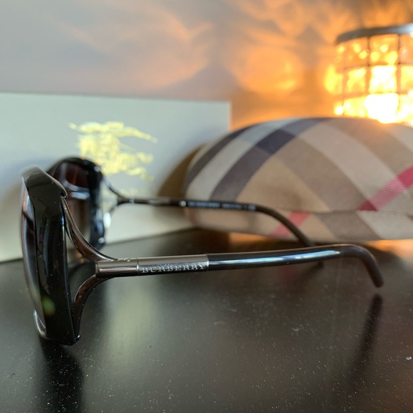 Burberry sunglasses - Picture 7 of 11